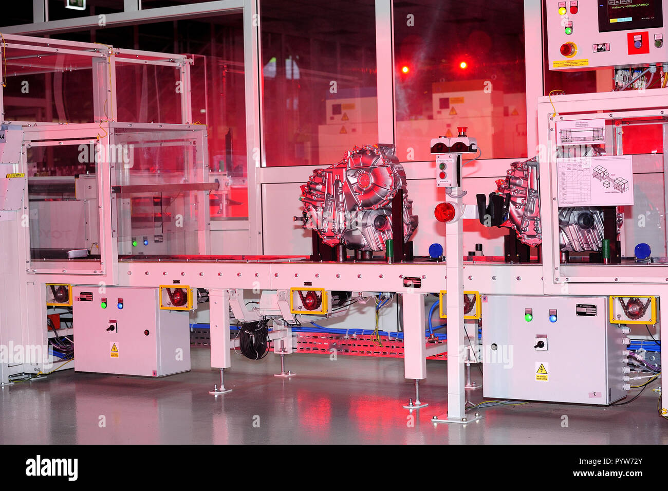 Walbrzych, Polonia. Il 30 ottobre, 2018. Walbrzych, Polonia, Toyota apertura di una nuova linea di produzione di trazione ibrida in Polonia. Credito: Kazimierz Jurewicz/Alamy Live News Foto Stock