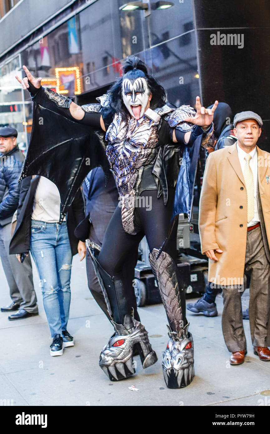 New York, Stati Uniti d'America. Il 30 ottobre, 2018. Tommy Thayer, Paul Stanley e Gene Simmons e Eric cantante della band americana Kiss sono visti lasciando uno studio su un programma televisivo sull'isola di Manhattan a New York in Stati Uniti martedì. (Foto: VANESSA CARVALHO/BRASILE PHOTO PRESS) Credito: Brasile Photo Press/Alamy Live News Foto Stock