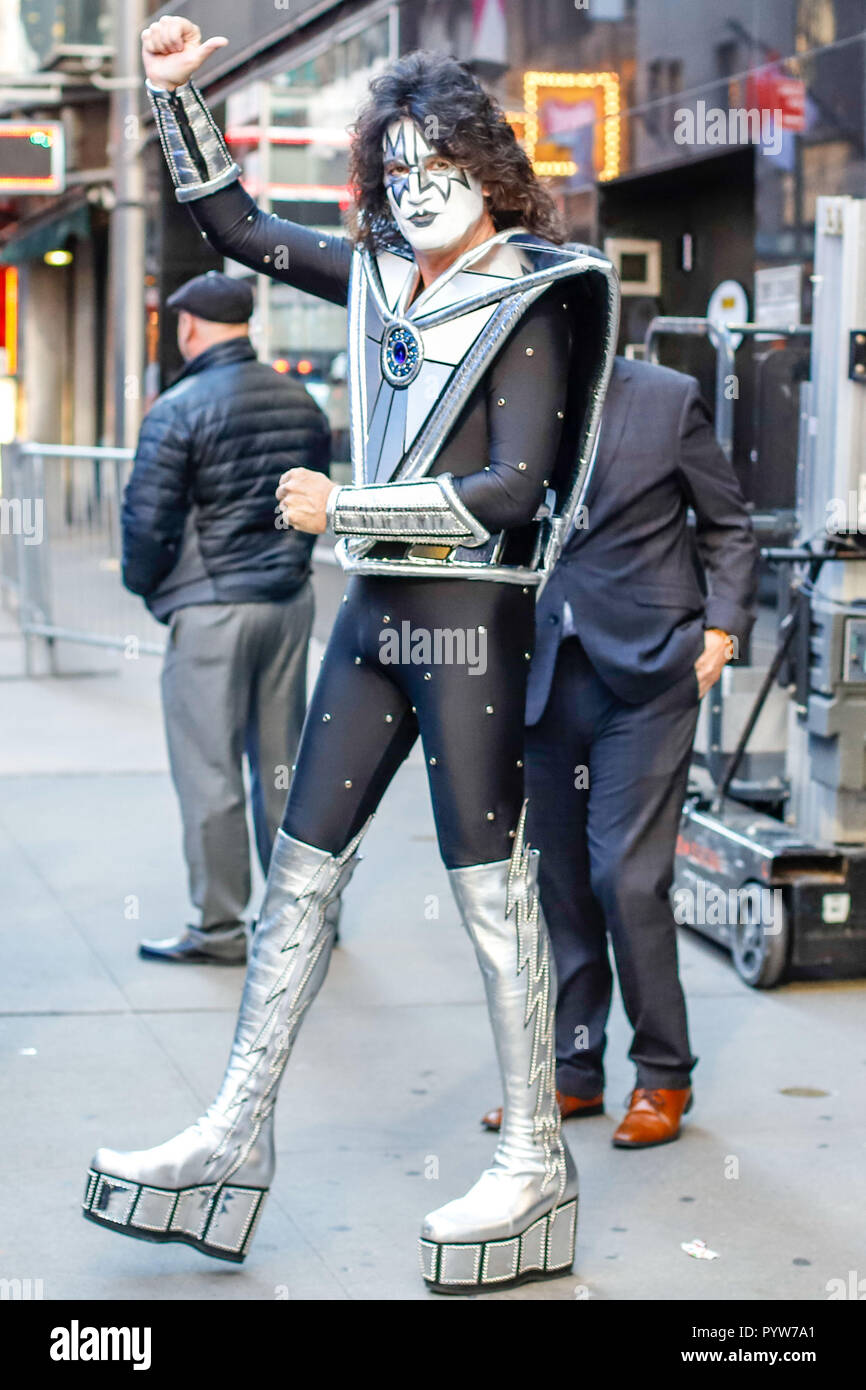 New York, Stati Uniti d'America. Il 30 ottobre, 2018. Tommy Thayer, Paul Stanley e Gene Simmons e Eric cantante della band americana Kiss sono visti lasciando uno studio su un programma televisivo sull'isola di Manhattan a New York in Stati Uniti martedì. (Foto: VANESSA CARVALHO/BRASILE PHOTO PRESS) Credito: Brasile Photo Press/Alamy Live News Foto Stock