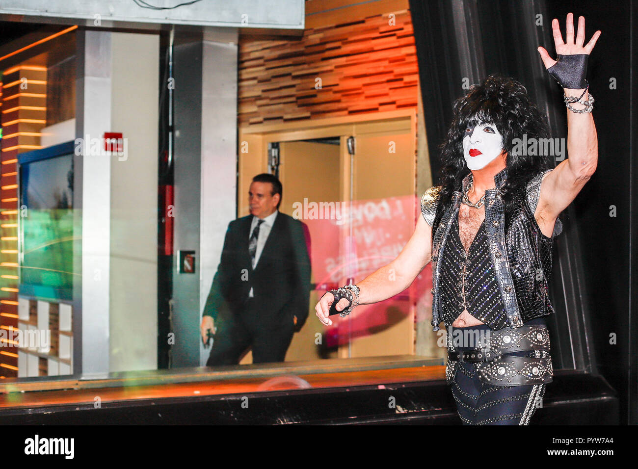 New York, Stati Uniti d'America. Il 30 ottobre, 2018. Tommy Thayer, Paul Stanley e Gene Simmons e Eric cantante della band americana Kiss sono visti lasciando uno studio su un programma televisivo sull'isola di Manhattan a New York in Stati Uniti martedì. (Foto: VANESSA CARVALHO/BRASILE PHOTO PRESS) Credito: Brasile Photo Press/Alamy Live News Foto Stock