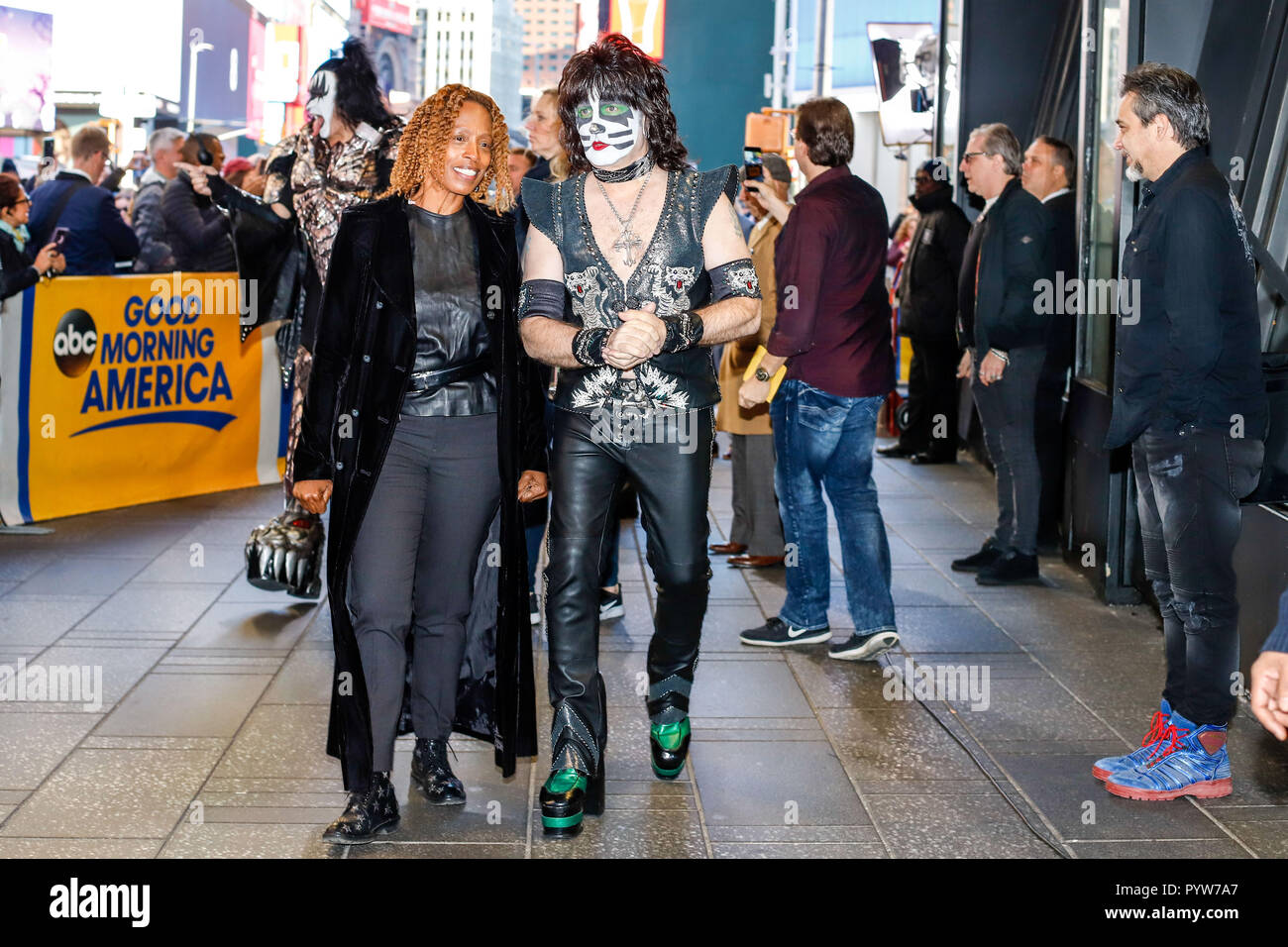 New York, Stati Uniti d'America. Il 30 ottobre, 2018. Tommy Thayer, Paul Stanley e Gene Simmons e Eric cantante della band americana Kiss sono visti lasciando uno studio su un programma televisivo sull'isola di Manhattan a New York in Stati Uniti martedì. (Foto: VANESSA CARVALHO/BRASILE PHOTO PRESS) Credito: Brasile Photo Press/Alamy Live News Foto Stock