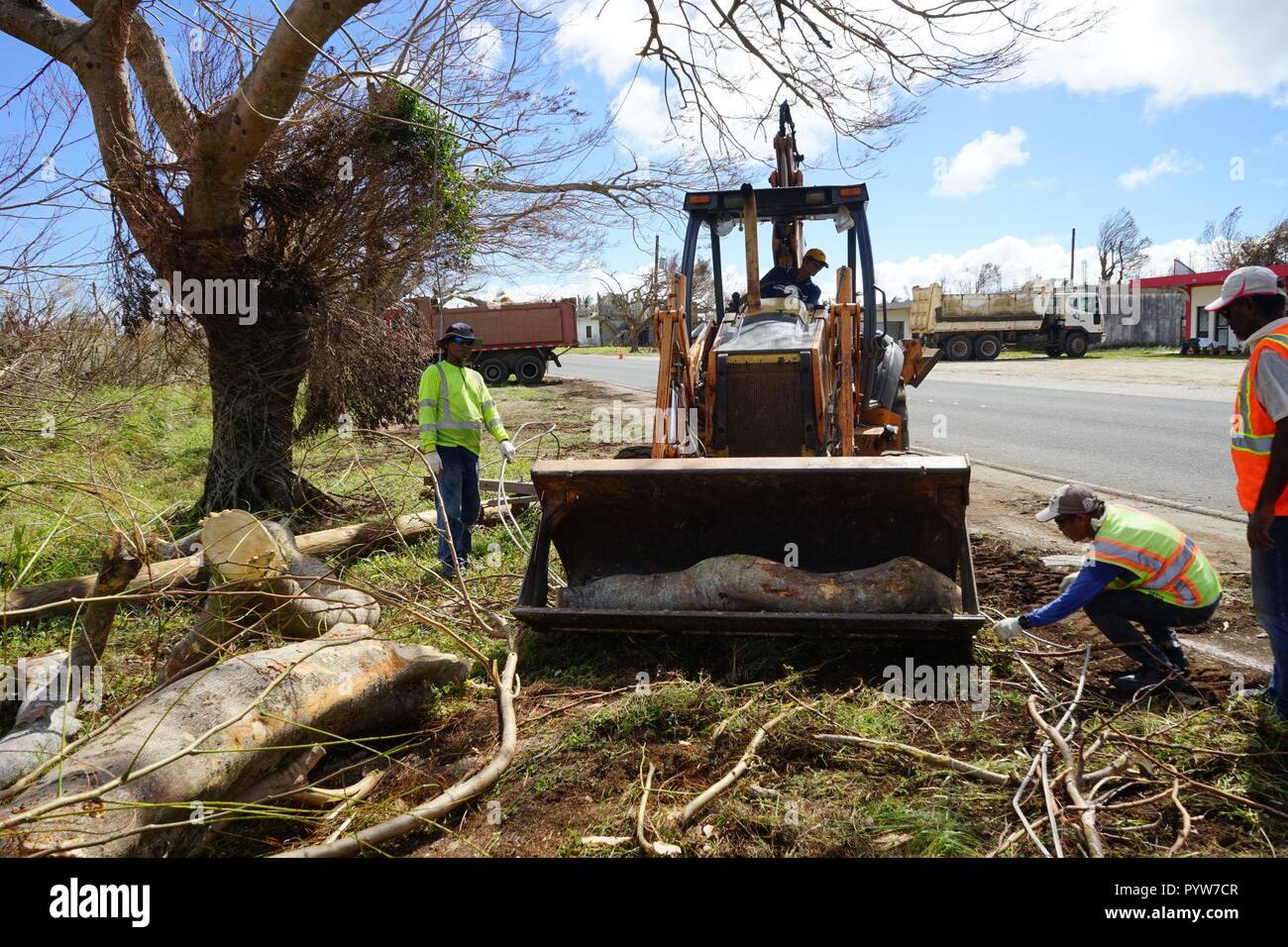 Saipan, Repubblica della Mariana Islands settentrionale (CNMI). 30 ott 2018. Lavoratori pulire la strada al di fuori dell'Aeroporto Internazionale di Saipan, la Repubblica della Mariana Islands settentrionale (CNMI), Ottobre 30, 2018. Super Typhoon Yutu, che ha colpito i territori insulari per tutta la notte di mercoledì scorso, ha causato gravi danni alle infrastrutture critiche su Saipan e Tinian isole, tra l'aeroporto di Saipan. Credito: Gao Shan/Xinhua/Alamy Live News Foto Stock