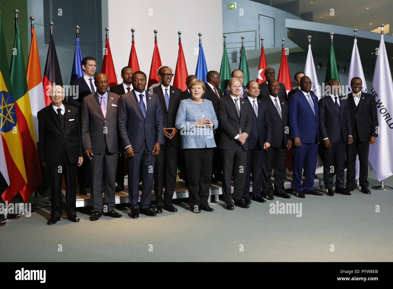 0.10.2018, Berlino, Germania, (bancata posteriore da sinistra a destra) Sebastian Kurz, Abiy Ahmed Ali, Christine Lagarde, Addo Dwanwa Akufo-Addo, Cyril Ramaphosa, Jim Yong Kim, Moussa Faki Mahamat, Mohamed Benchaaboun, (prima fila, fila anteriore da sinistra a destra) Beji Caid Essebsi, Alpha Conde, Faure Gnassingbé Essoziamna, Paul Kagame, Angela Merkel, Olaf Scholz, Abdelfattah al-Sisi, Allsssane Quattara, Macky Sall, Patrice Taloni, Akinwumi Adesina Aydeji.I partecipanti di compact-con-Paesi dell Africa a la foto di famiglia in cancelleria. Foto Stock
