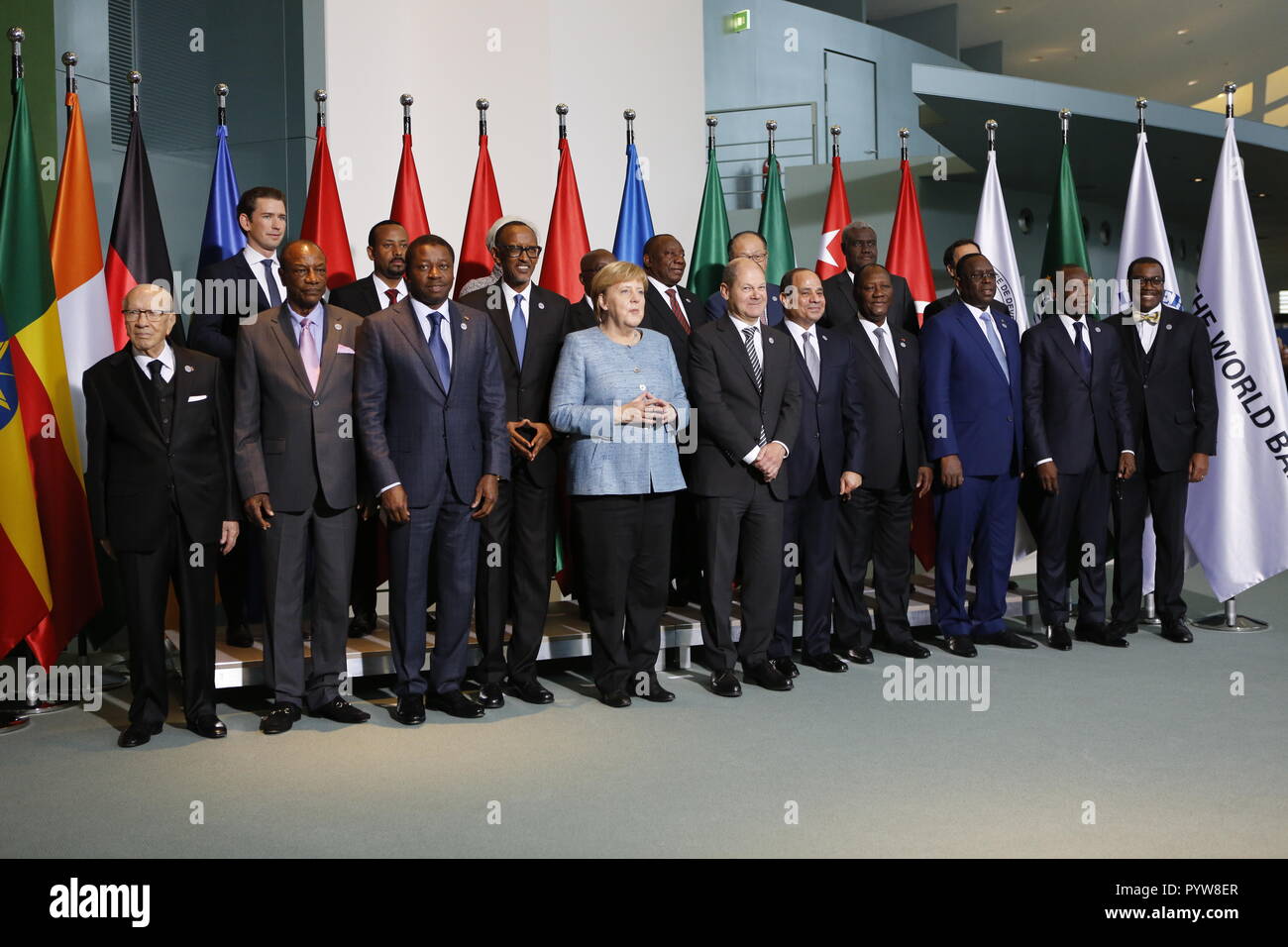 0.10.2018, Berlino, Germania, (bancata posteriore da sinistra a destra) Sebastian Kurz, Abiy Ahmed Ali, Christine Lagarde, Addo Dwanwa Akufo-Addo, Cyril Ramaphosa, Jim Yong Kim, Moussa Faki Mahamat, Mohamed Benchaaboun, (prima fila, fila anteriore da sinistra a destra) Beji Caid Essebsi, Alpha Conde, Faure Gnassingbé Essoziamna, Paul Kagame, Angela Merkel, Olaf Scholz, Abdelfattah al-Sisi, Allsssane Quattara, Macky Sall, Patrice Taloni, Akinwumi Adesina Aydeji.I partecipanti di compact-con-Paesi dell Africa a la foto di famiglia in cancelleria. Foto Stock