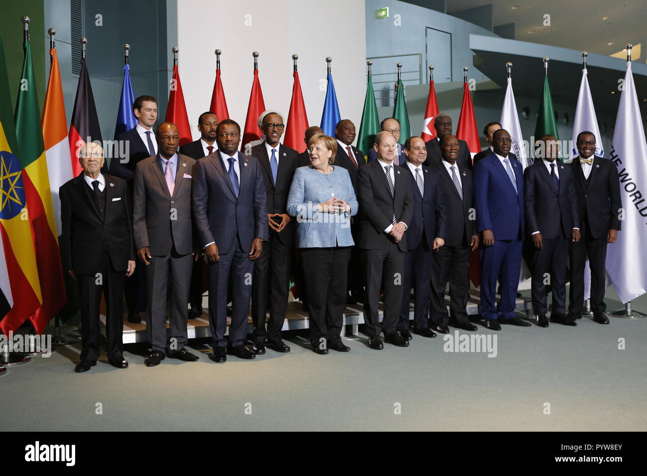 0.10.2018, Berlino, Germania, (bancata posteriore da sinistra a destra) Sebastian Kurz, Abiy Ahmed Ali, Christine Lagarde, Addo Dwanwa Akufo-Addo, Cyril Ramaphosa, Jim Yong Kim, Moussa Faki Mahamat, Mohamed Benchaaboun, (prima fila, fila anteriore da sinistra a destra) Beji Caid Essebsi, Alpha Conde, Faure Gnassingbé Essoziamna, Paul Kagame, Angela Merkel, Olaf Scholz, Abdelfattah al-Sisi, Allsssane Quattara, Macky Sall, Patrice Taloni, Akinwumi Adesina Aydeji.I partecipanti di compact-con-Paesi dell Africa a la foto di famiglia in cancelleria. Foto Stock