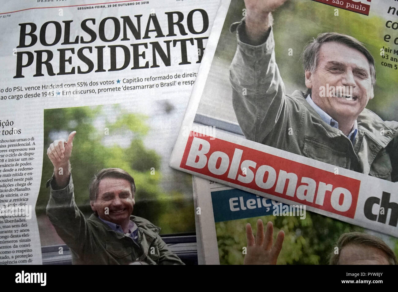 Ottobre 29, 2018 - SÃ£O Paulo, SÃ£o Paulo, Brasile - Sao Paulo SP, SP 29/10/2018BRASILE-ELEZIONE-JAIR BOLSONARO:foto delle prime pagine dei giornali con riferimento alla vittoria del neo eletto Presidente brasiliano, Jair Bolsonaro dopo il runoff brasiliano elezione nazionale a Brasilia, il 29 ottobre 2018. - Il Brasile è entrato in una nuova era lunedì dopo l'elezione del suo prossimo presidente, Jair Bolsonaro, un'estrema destra dal congressista che promettevano un cambiamento fondamentale nella direzione per il gigante paese dell' America Latina. Bolsonaro, che apertamente ammira il Brasile del ex dittatura militare e scioccato molti con il suo derogat Foto Stock