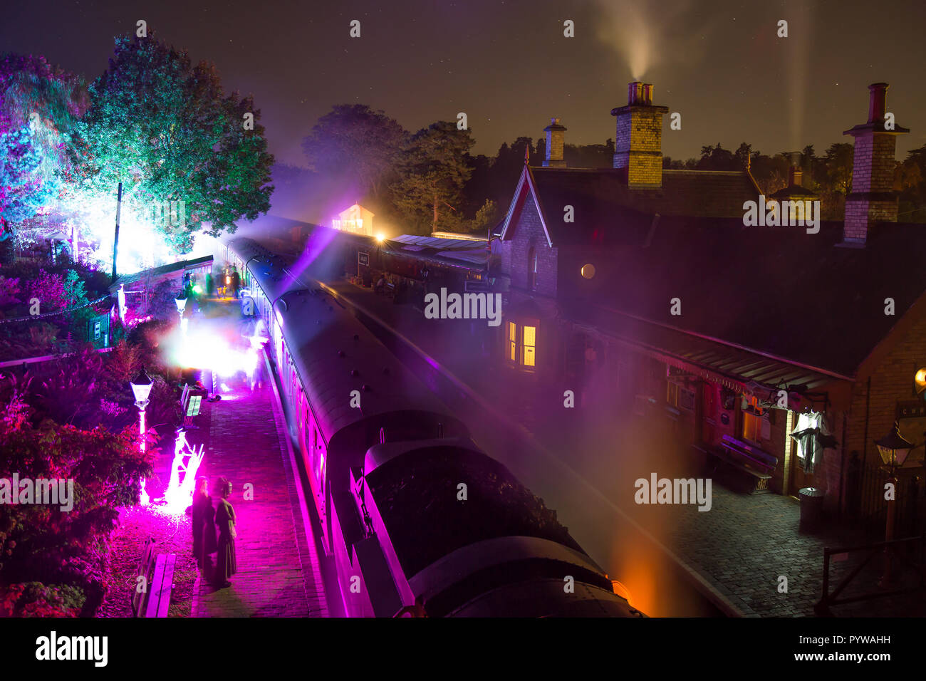 Arley, UK. Il 30 ottobre, 2018. Ghoulish goings-on sono avvenuti a bordo della Severn Valley Railway questa sera come Halloween è su di noi. Una notte speciale service è in esecuzione tra Kidderminster e Arley per quelle anime abbastanza coraggiosi da prendere il dark ride per affrontare i morti viventi. Credito: Lee Hudson/Alamy Live News Foto Stock