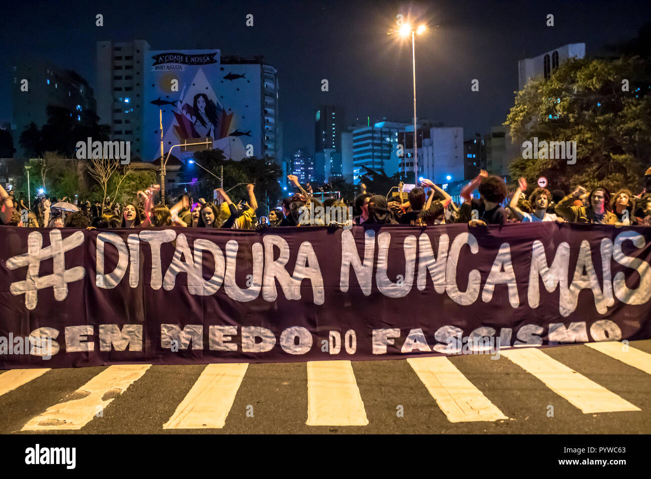 Sao Paulo, Brasile, 30 ottobre 2018. Un gruppo di persone che partecipa a una manifestazione contro il Presidente eletto Jair Bolsonaro. Centinaia di brasiliani, soprattutto studenti, dimostrato oggi in alcune città del paese contro il presidente eletto, estrema destra Jair Bolsonaro che esigeva che egli rispetti la democrazia durante il suo termine credito: Alf Ribeiro/Alamy Live News Foto Stock