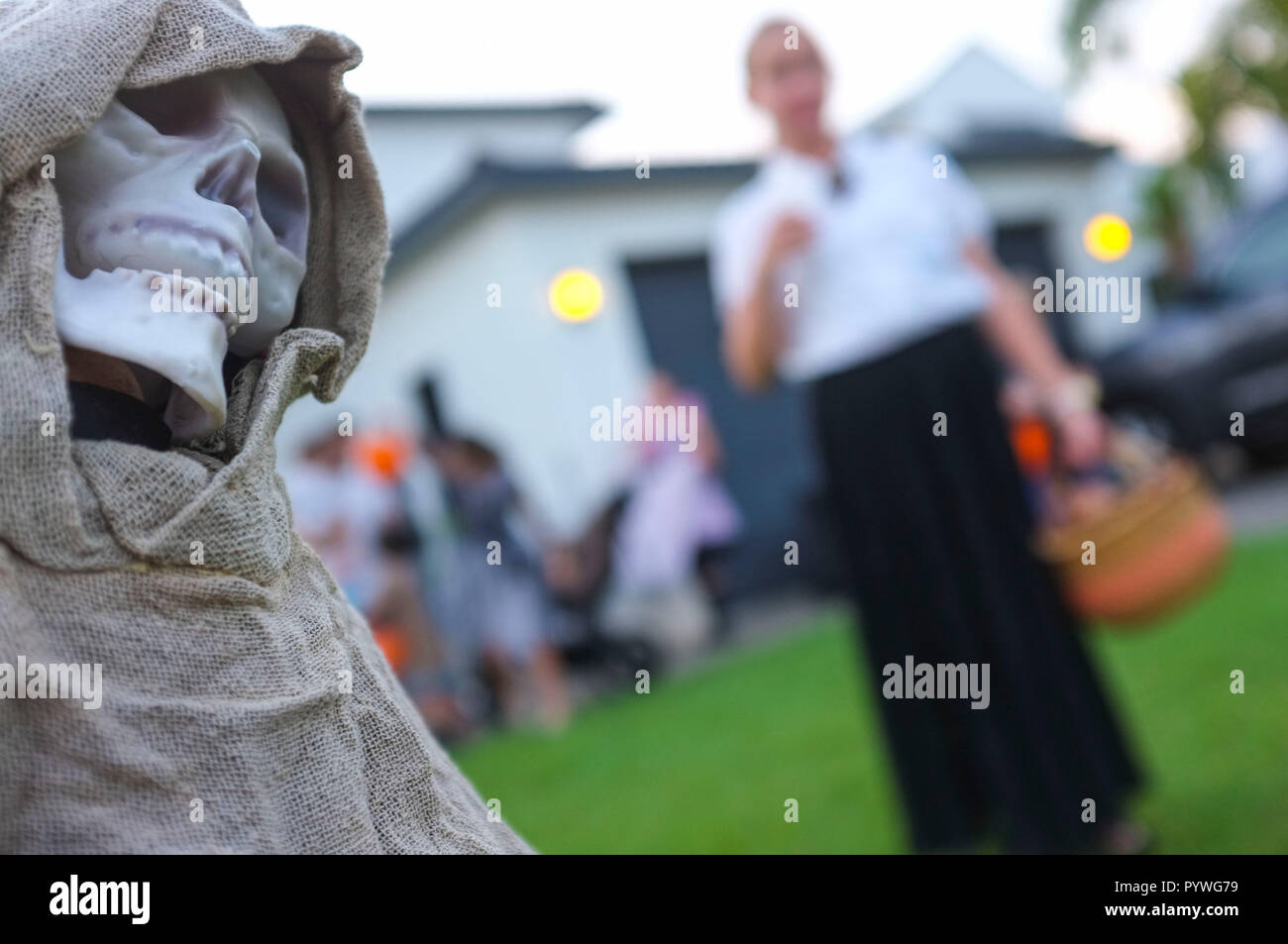 Darwin, in Australia. 31 ott 2018. I bambini a piedi dalle decorazioni di Halloween in Darwin, Territorio del Nord, l'Australia - 2018.10.31 - Credit: Regis Martin/Alamy Live News Foto Stock