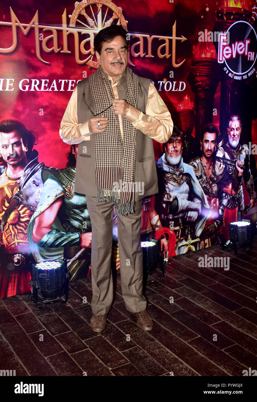 Mumbai, India. 30 ott 2018. Indian film girato attore politico Shatrughan Sinha visto che pongono alla stazione radio FM febbre dello show "ahabharat' evento di successo all'hotel Lalit in Mumbai. Credito: Azhar Khan SOPA/images/ZUMA filo/Alamy Live News Foto Stock