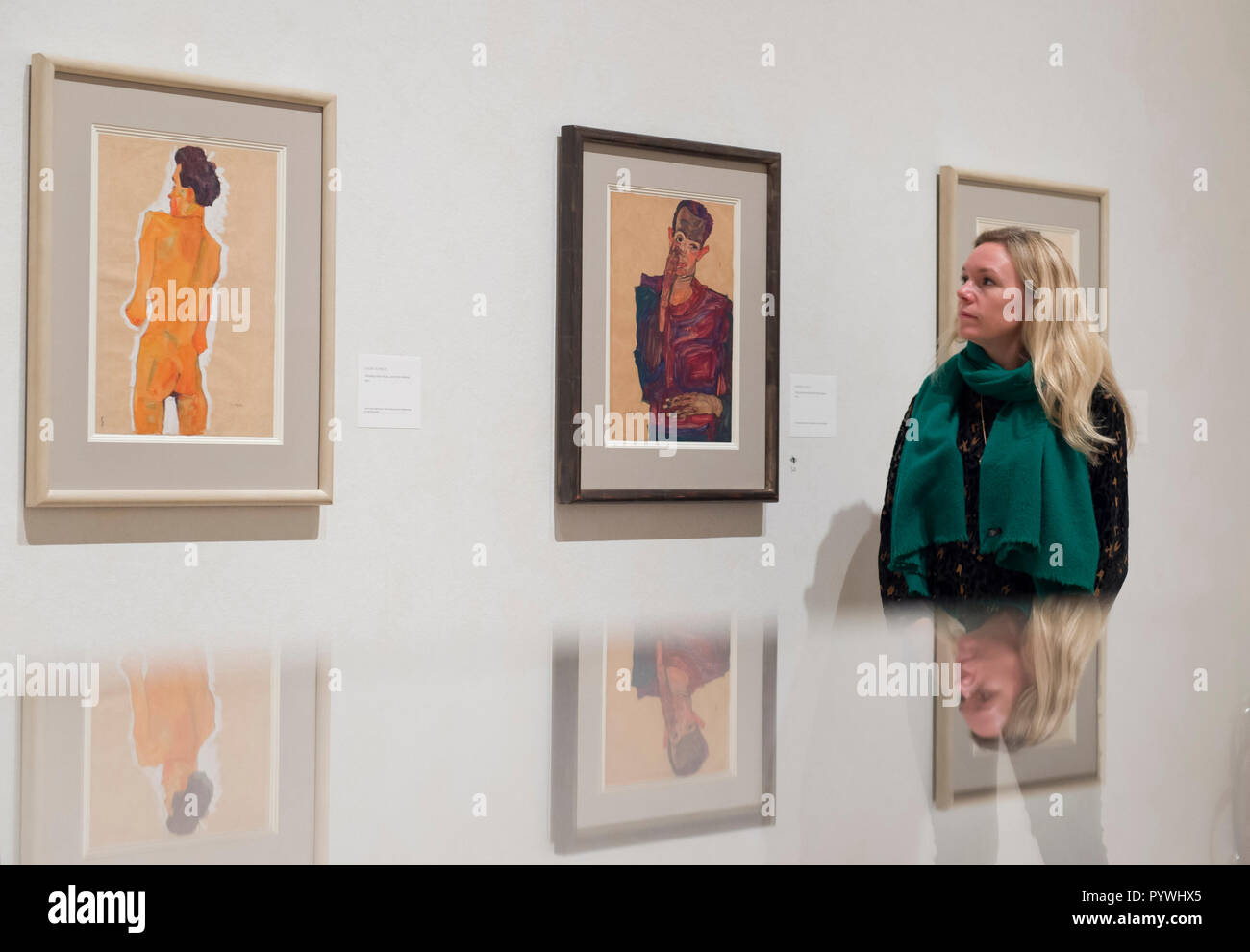 La Royal Academy of Arts di Londra, Regno Unito. 31 ottobre, 2018. Il 2018 segna il centenario della morte di due dei più celebri e pionieristico le figure dei primi anni del XX secolo l'arte: Gustav Klimt (1862-1918) e Egon Schiele (1890-1918). Questa è la prima mostra nel Regno Unito per concentrarsi sulla fondamentale importanza del disegno per entrambi gli artisti. Immagine (centro): Egon Schiele, Autoritratto con la palpebra tirato giù, 1910. Il Museo Albertina di Vienna. Credito: Malcolm Park/Alamy Live News. Foto Stock