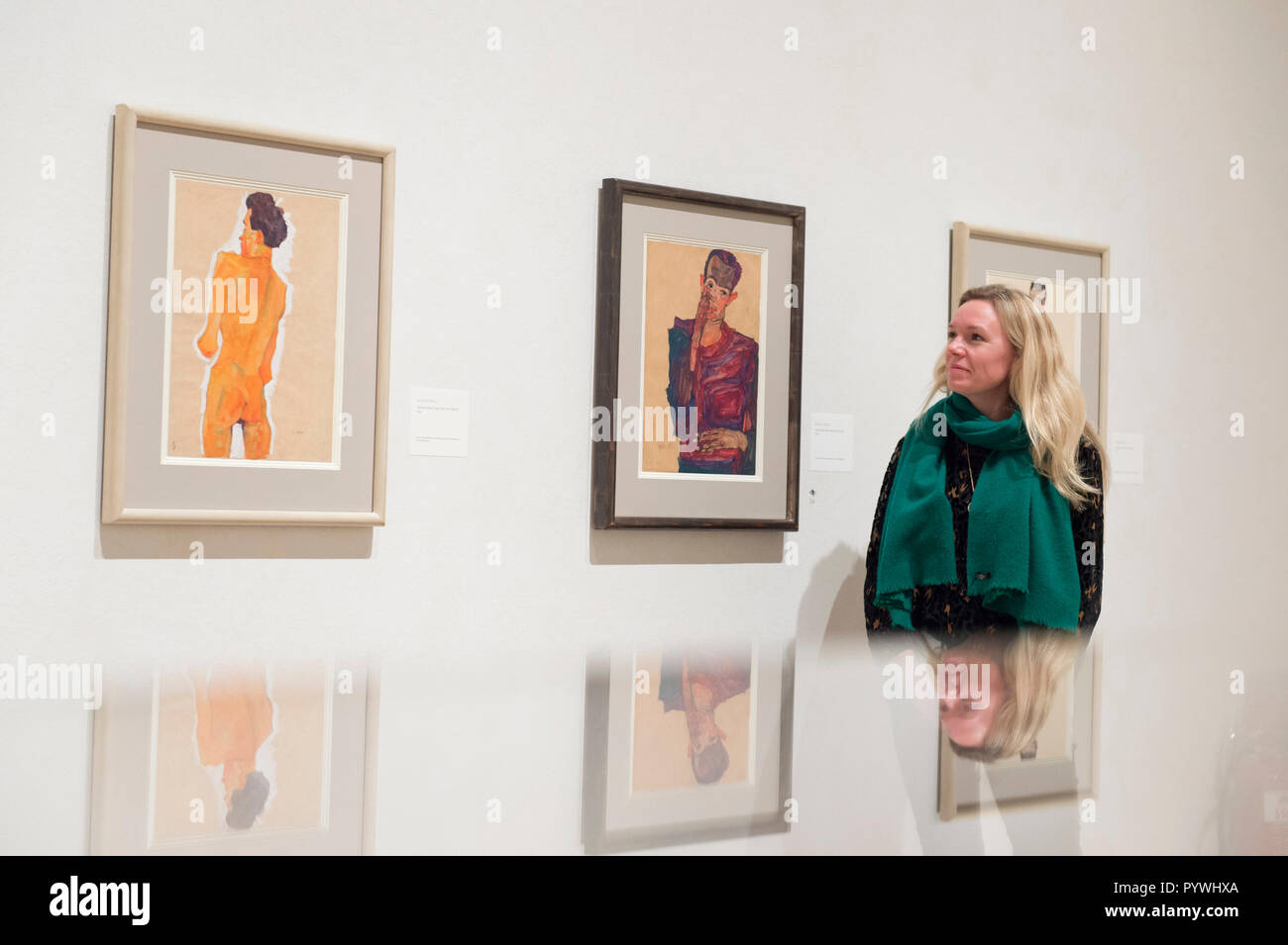 La Royal Academy of Arts di Londra, Regno Unito. 31 ottobre, 2018. Il 2018 segna il centenario della morte di due dei più celebri e pionieristico le figure dei primi anni del XX secolo l'arte: Gustav Klimt (1862-1918) e Egon Schiele (1890-1918). Questa è la prima mostra nel Regno Unito per concentrarsi sulla fondamentale importanza del disegno per entrambi gli artisti. Immagine (centro): Egon Schiele, Autoritratto con la palpebra tirato giù, 1910. Il Museo Albertina di Vienna. Credito: Malcolm Park/Alamy Live News. Foto Stock