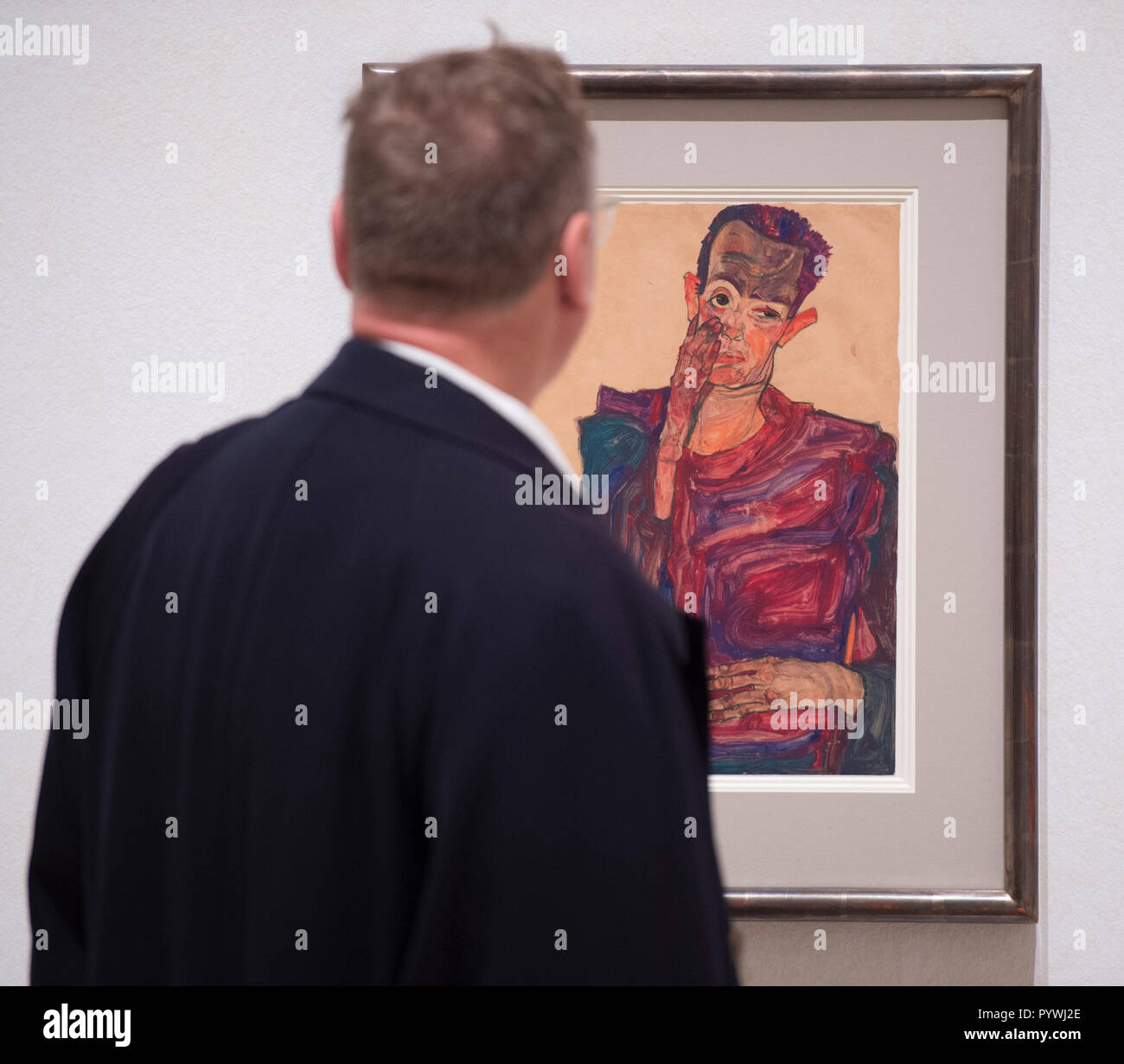 La Royal Academy of Arts di Londra, Regno Unito. 31 ottobre, 2018. Il 2018 segna il centenario della morte di due dei più celebri e pionieristico le figure dei primi anni del XX secolo l'arte: Gustav Klimt (1862-1918) e Egon Schiele (1890-1918). Questa è la prima mostra nel Regno Unito per concentrarsi sulla fondamentale importanza del disegno per entrambi gli artisti. Immagine: Egon Schiele, Autoritratto con la palpebra tirato giù, 1910. Il Museo Albertina di Vienna. Credito: Malcolm Park/Alamy Live News. Foto Stock