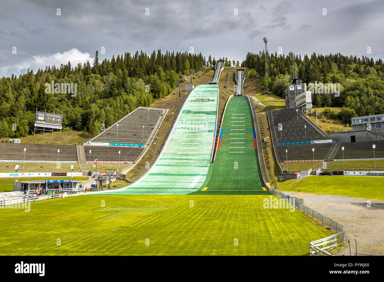 LILLEHAMMER, Norvegia - 2 agosto 2016: Ski Jump pendio vicino a Oslo, noto come Lysgardsbakken, aperto nel 1993, specificatamente al XVII Giochi Olimpici Invernali Foto Stock