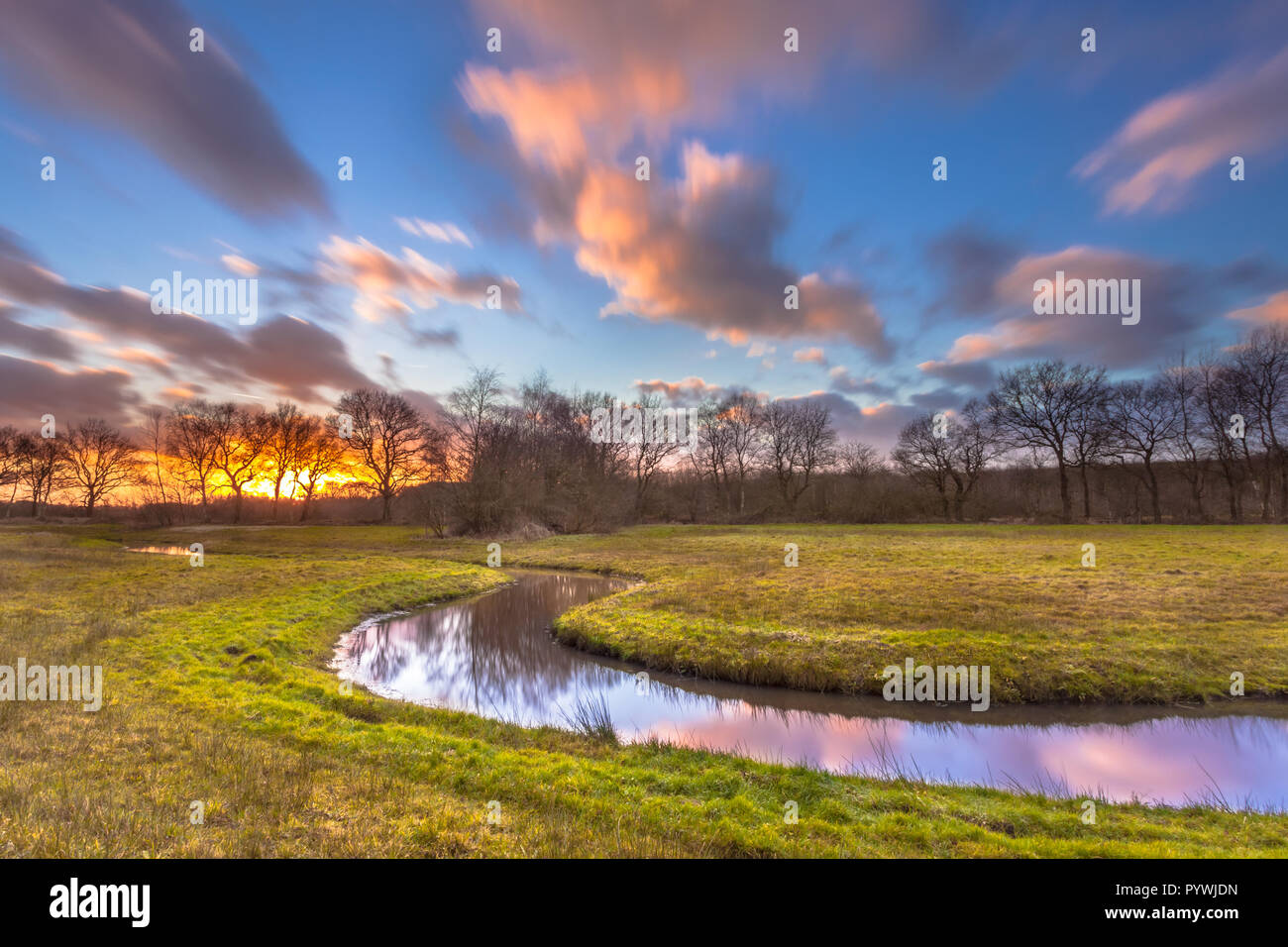 Serena Creek con nuvole offuscata dalla lunga esposizione come metafora per il cammino spirituale e di esplorazione personale. Foto Stock