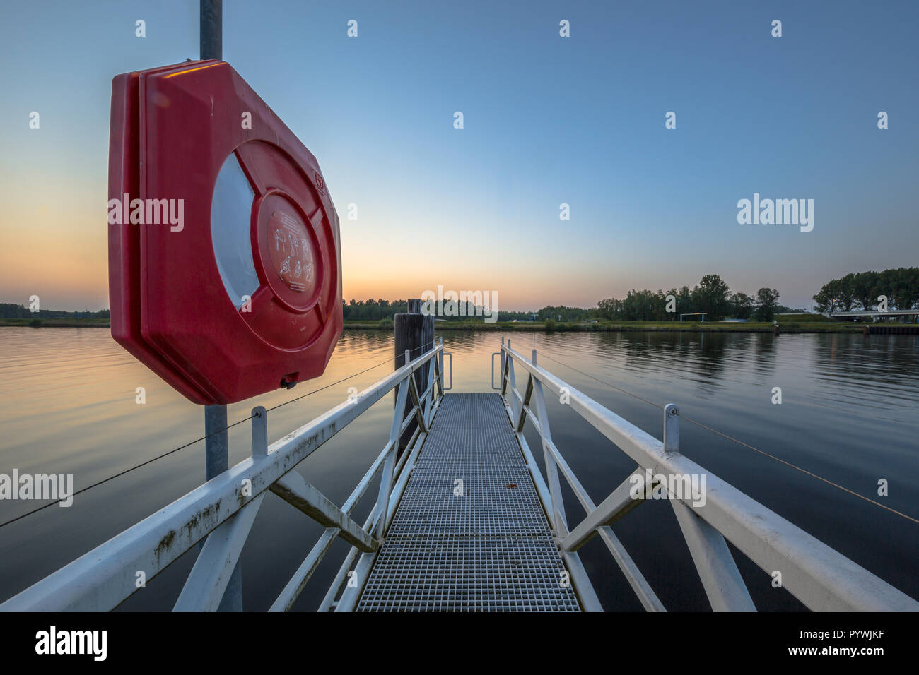 Moderno pubblico salvagente su un molo lungo il fiume nei Paesi Bassi Foto Stock