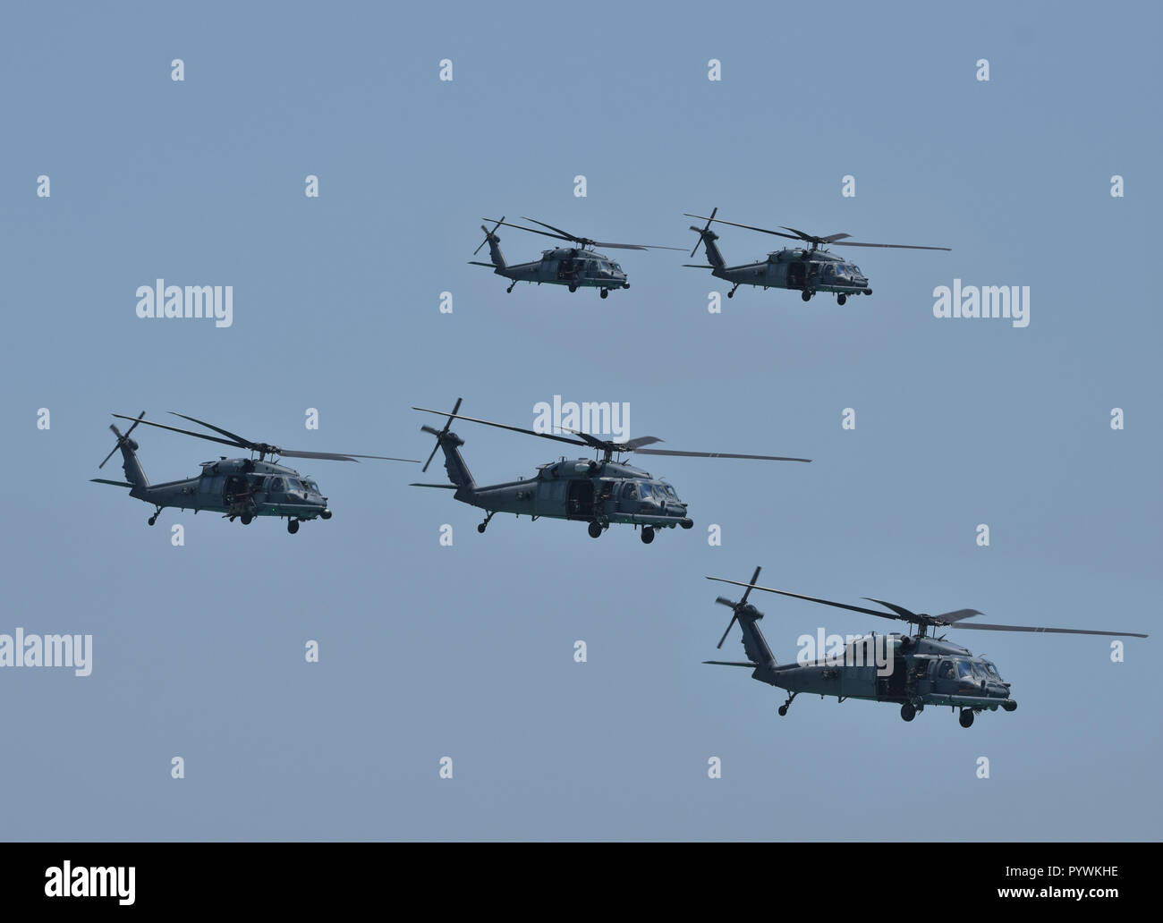Team di cinque elicotteri militari in missione Foto Stock