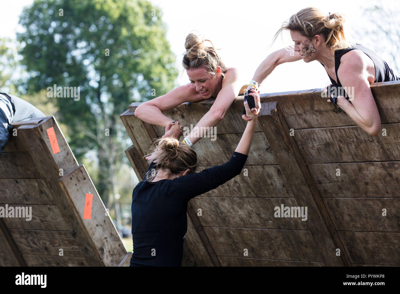 LONDON, Regno Unito - 13 Settembre 2018: i partecipanti prendono parte a una dura Mudder 5K corsa ad ostacoli a Londra. Foto Stock