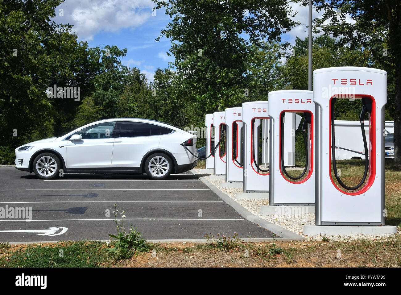 2018/08/10. Tesla parcheggiata in uno spazio di carica su una autostrada A6 area riposo.Caption locale *** Foto Stock