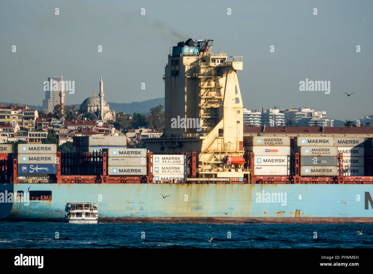 Nave container sul Bosforo passando per Istanbul, Turchia Foto Stock
