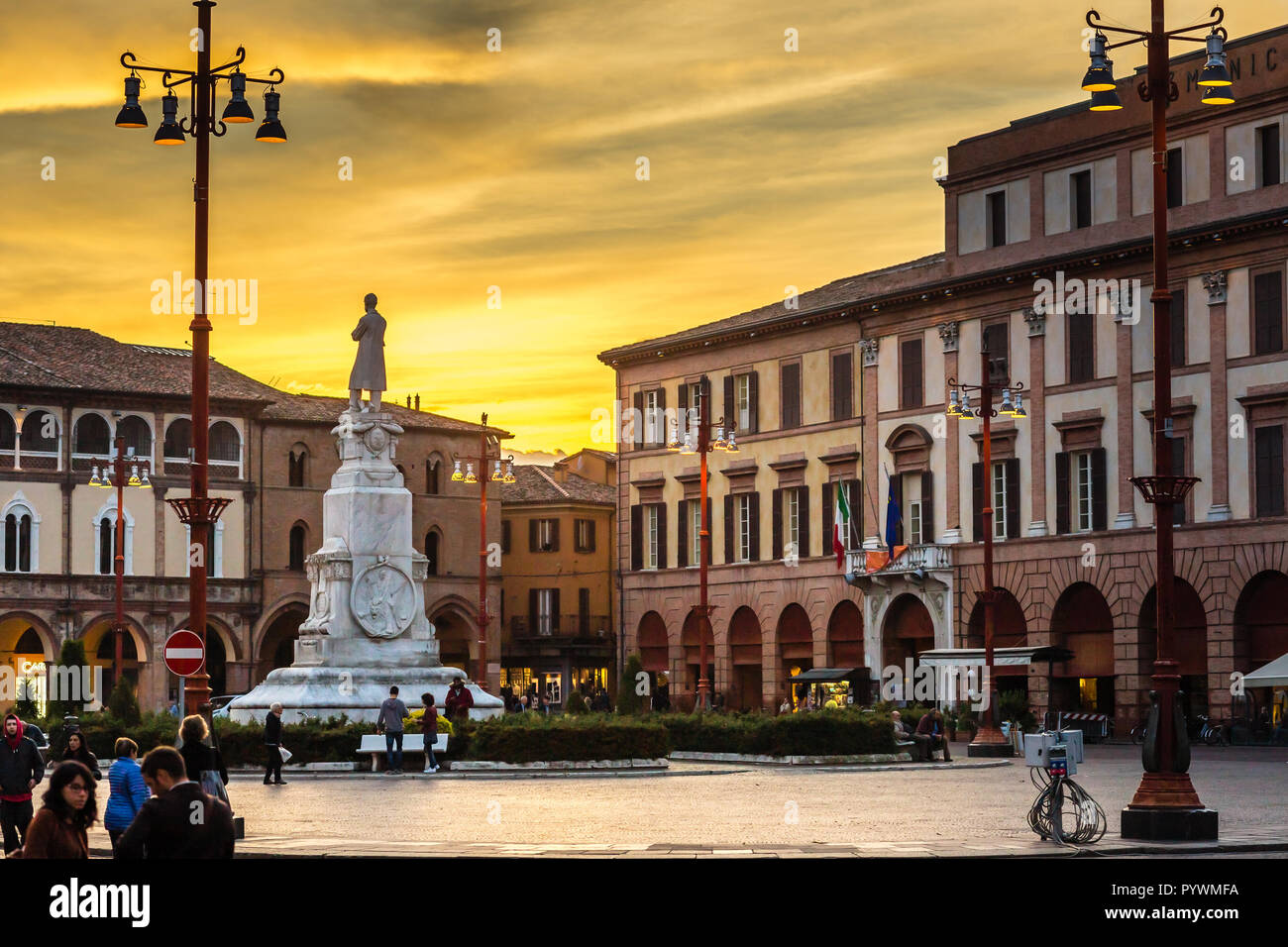 Forlì, Italia - 26 ottobre 2018: persone che camminano in Piazza Saffi ...