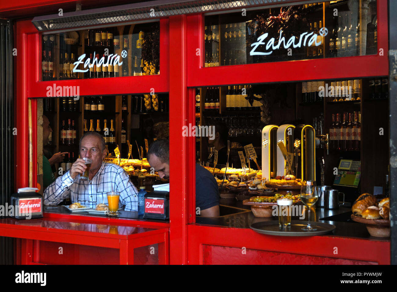 Città di Bilbao Paesi Baschi Zahara bar e ristorante tra i colonnati di Plaza Nueva, nella Città Vecchia Foto Stock