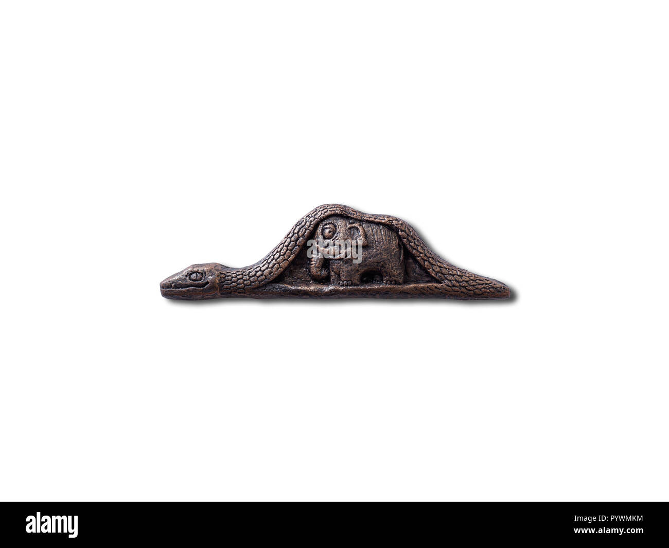 Souvenir di bronzo Boa Constrictor digerire un elefante dal Piccolo Principe novella da Antoine de Saint-Exupery isolati su sfondo bianco Foto Stock