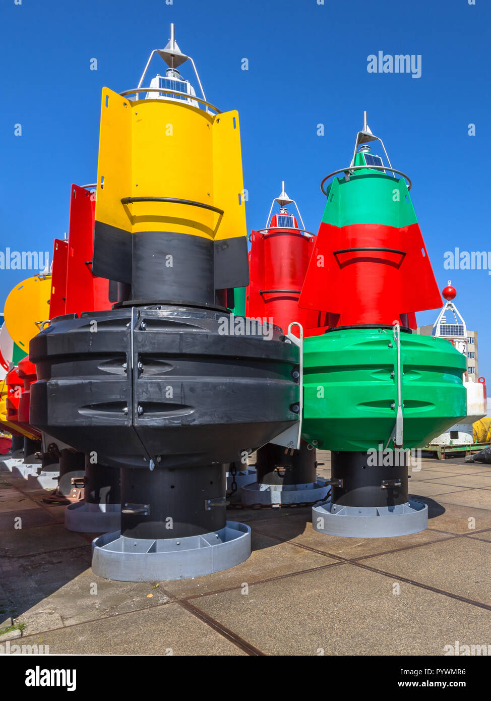 Boe nautiche in una zona di stoccaggio. Richiesta per mantenere la spedizione le rotte del traffico in mare ai fini di esportazione Foto Stock