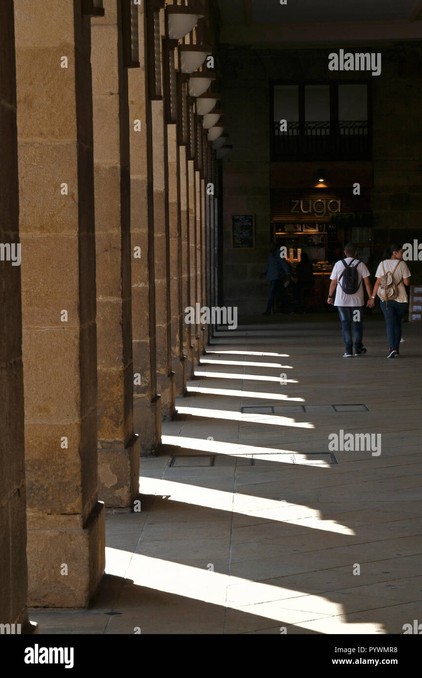 Città di Bilbao Paesi Baschi di luce e ombra tra i colonnati di Plaza Nueva, nella Città Vecchia Foto Stock
