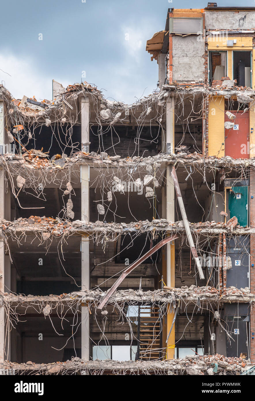 Demolita solai ,pezzi di metallo e pietra sono fatiscenti da Foto Stock