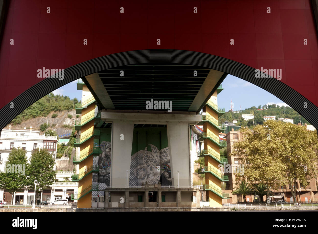 Città di Bilbao Paesi Baschi Arty vista sotto l'arco del Puente de La Salve, in collegamento con il Museo Guggenheim Foto Stock
