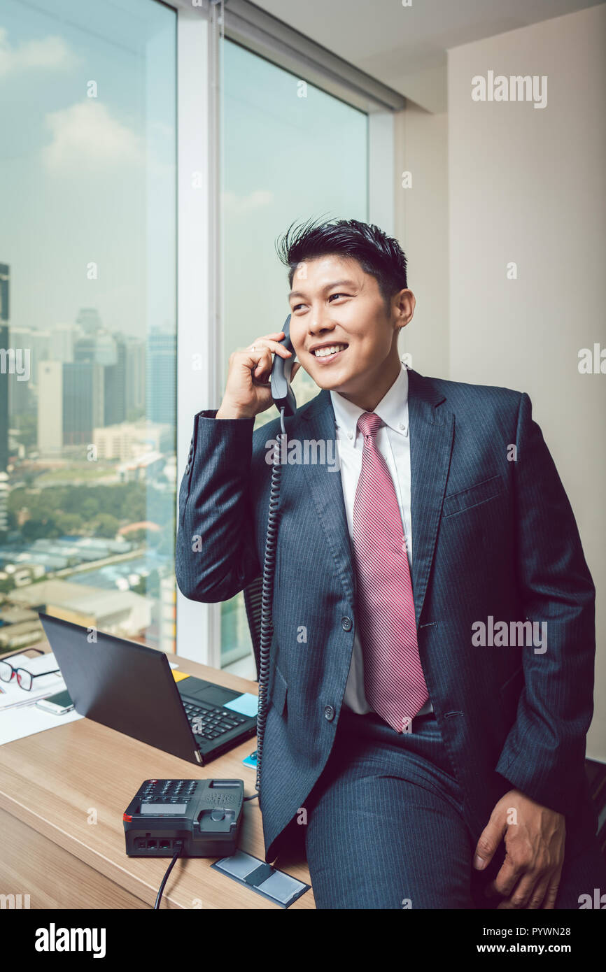 Happy businessman parlando al telefono Foto Stock