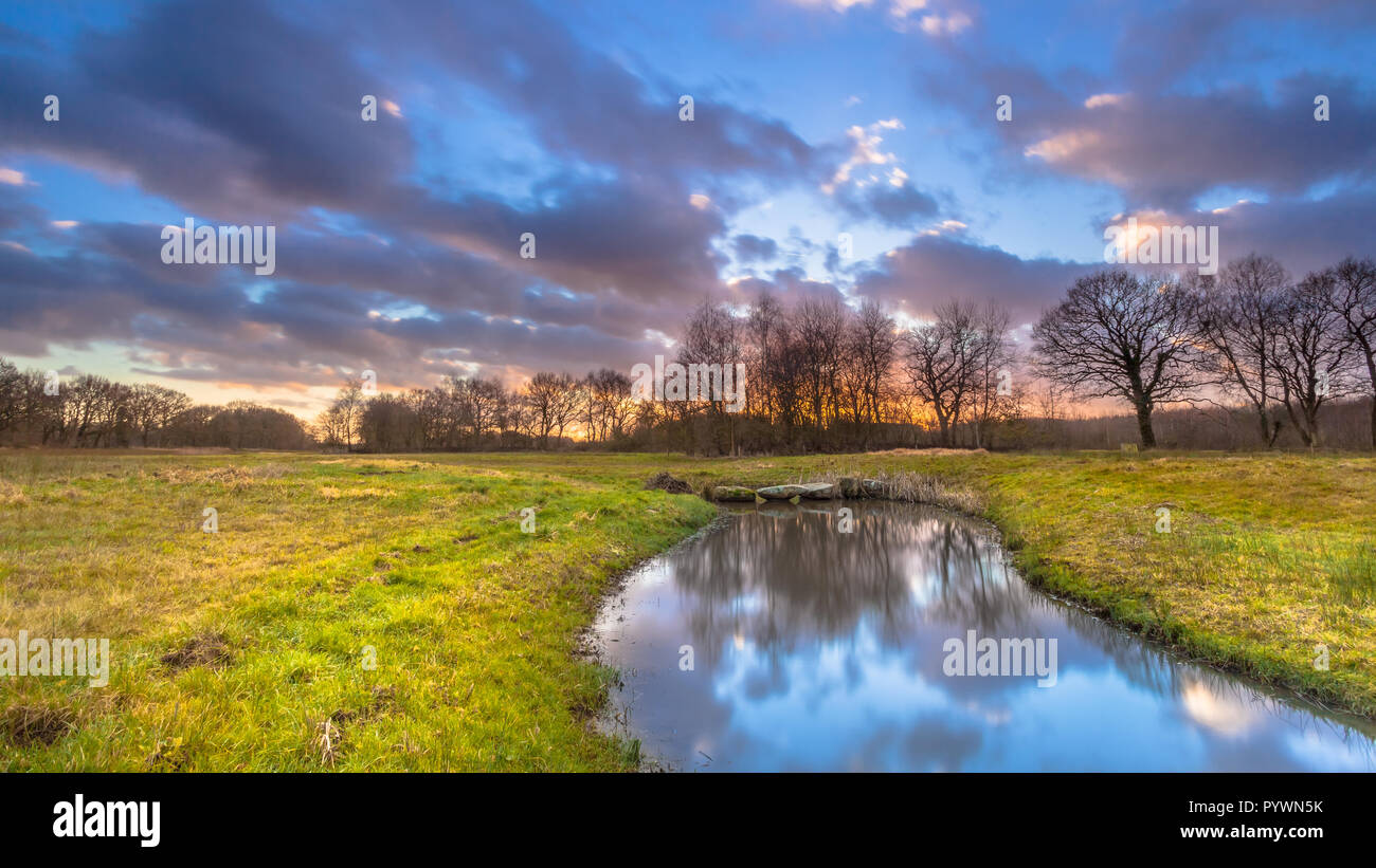 Insenatura naturale con nuvole offuscata dalla lunga esposizione che rappresenta il percorso spirituale e di esplorazione personale. Foto Stock