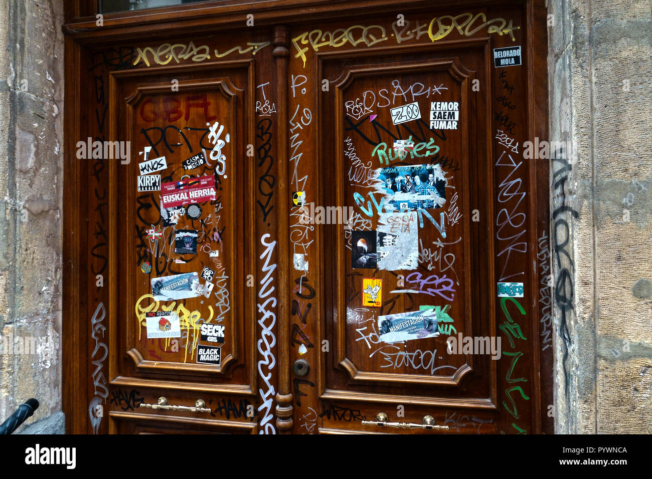 Città di Bilbao Paesi Baschi Grafitti scrawled sul portale nella Città Vecchia Foto Stock