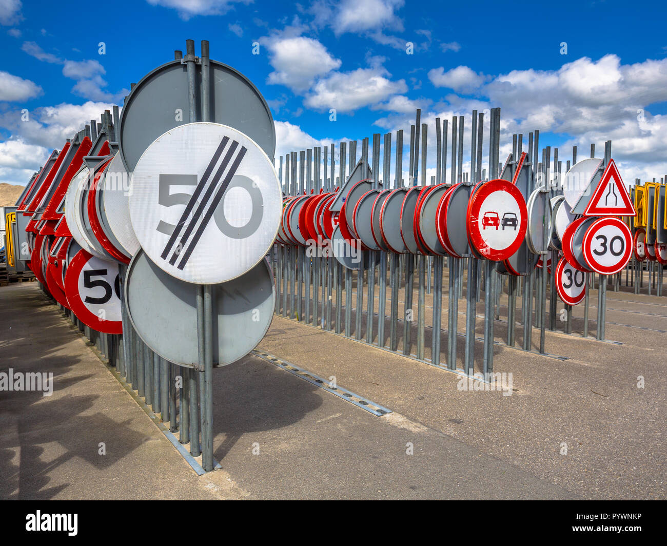 Le righe dei segnali stradali pronta per essere noleggiati in progetti di costruzione stradale Foto Stock