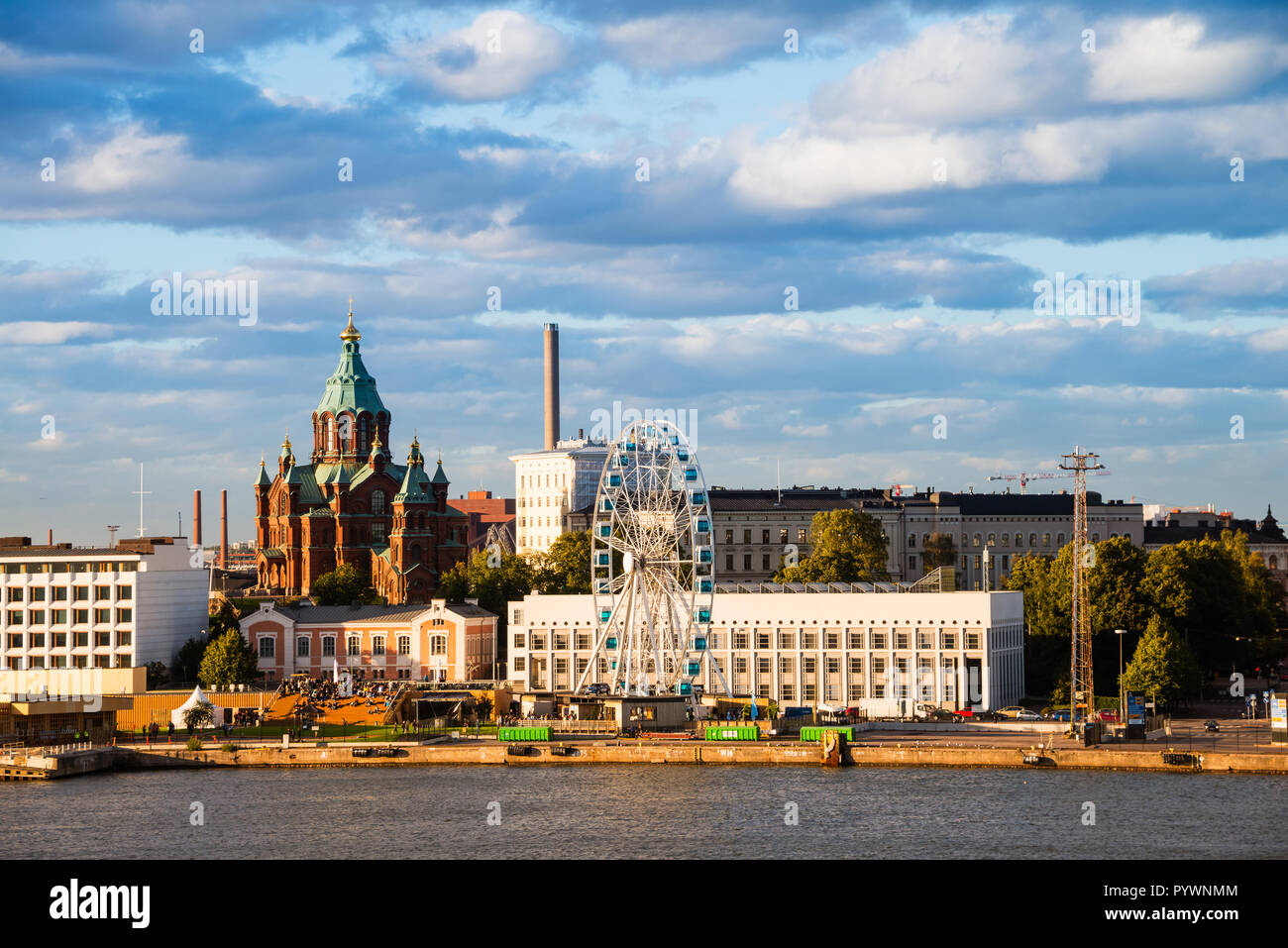 Helsinki, Finlandia porta con edifici storici e ferry wheel. Cielo Molto nuvoloso in serata Foto Stock