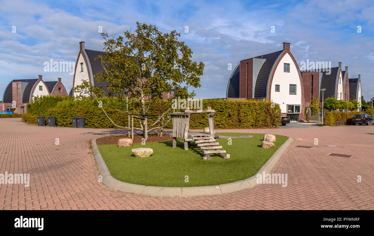 Sorprendente e moderna suburbana case di famiglia in un bambino-friendly neighborhood con alberi e parco giochi Foto Stock