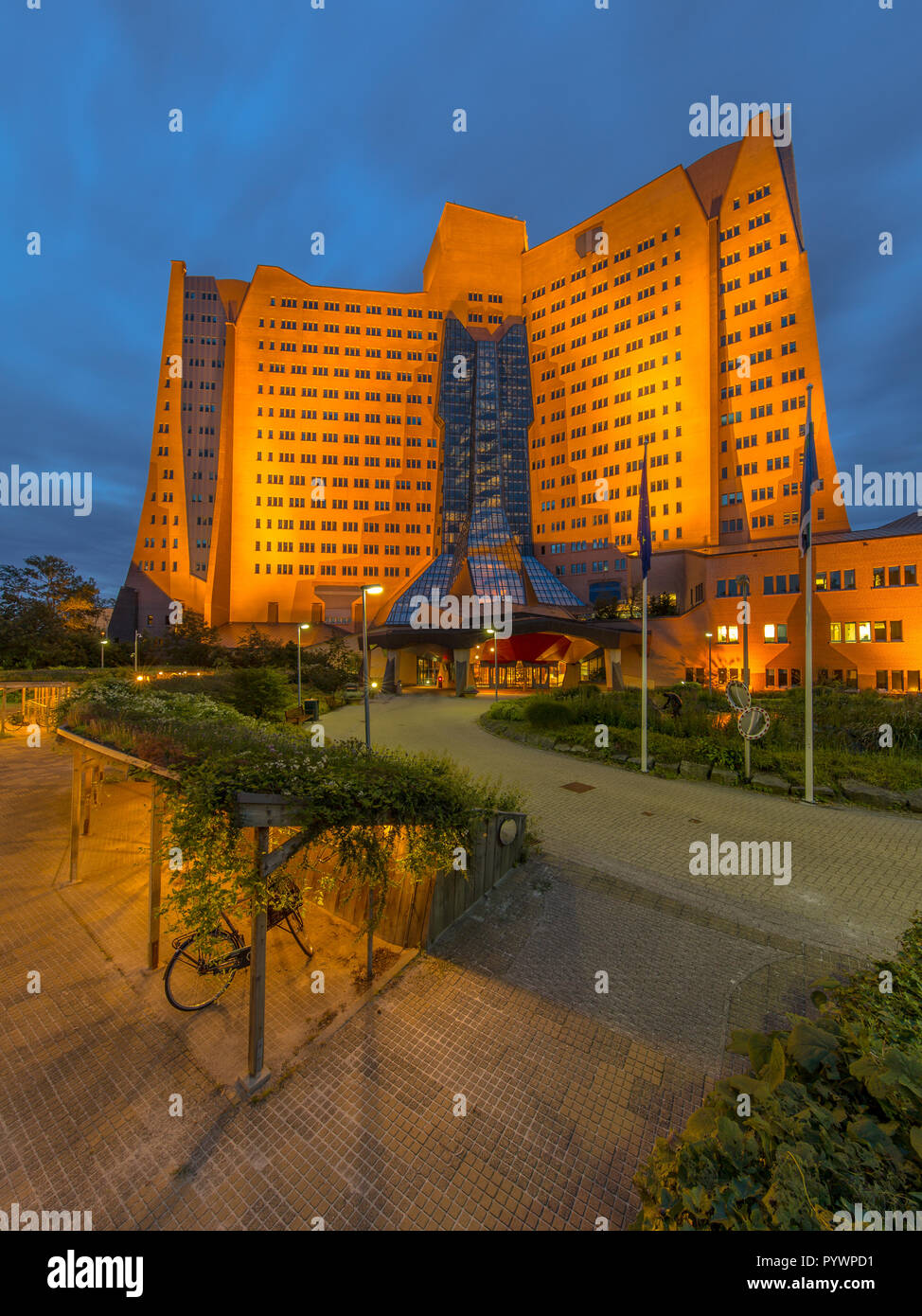 GRONINGEN, Paesi Bassi - 9 agosto: Costruzione della Gasunie nei Paesi Bassi dopo il tramonto il 9 agosto 2015. Come un esempio di architettura organica presente Foto Stock