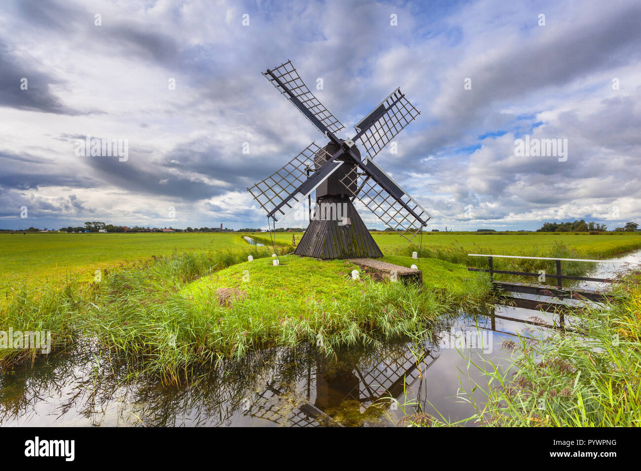 Tradizionale Mulino in legno di pompa in acqua da un polder vicino a Leeuwarden, Friesland, Paesi Bassi Foto Stock