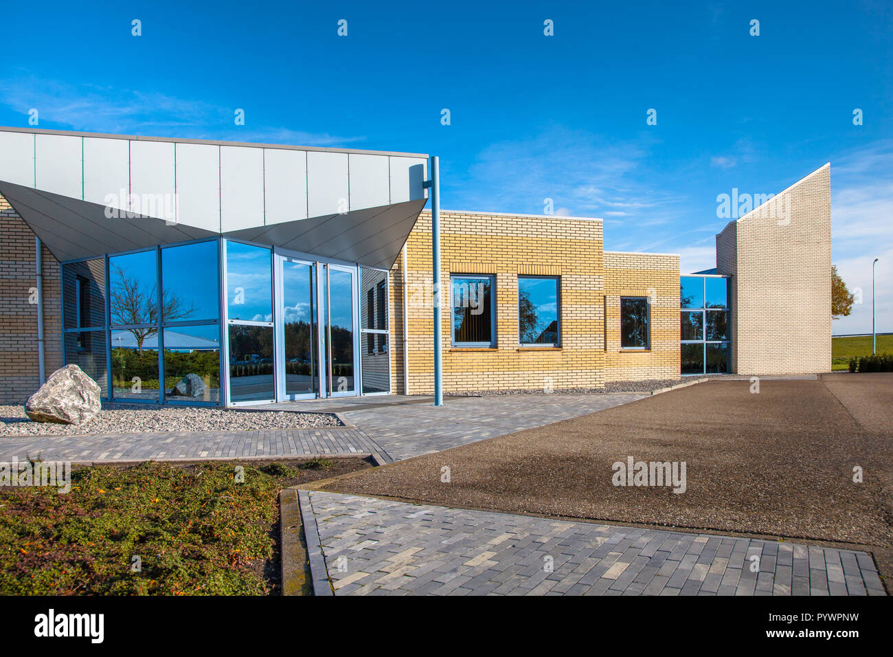 Facciata di un moderno edificio aziendale in luce i colori vibranti Foto Stock
