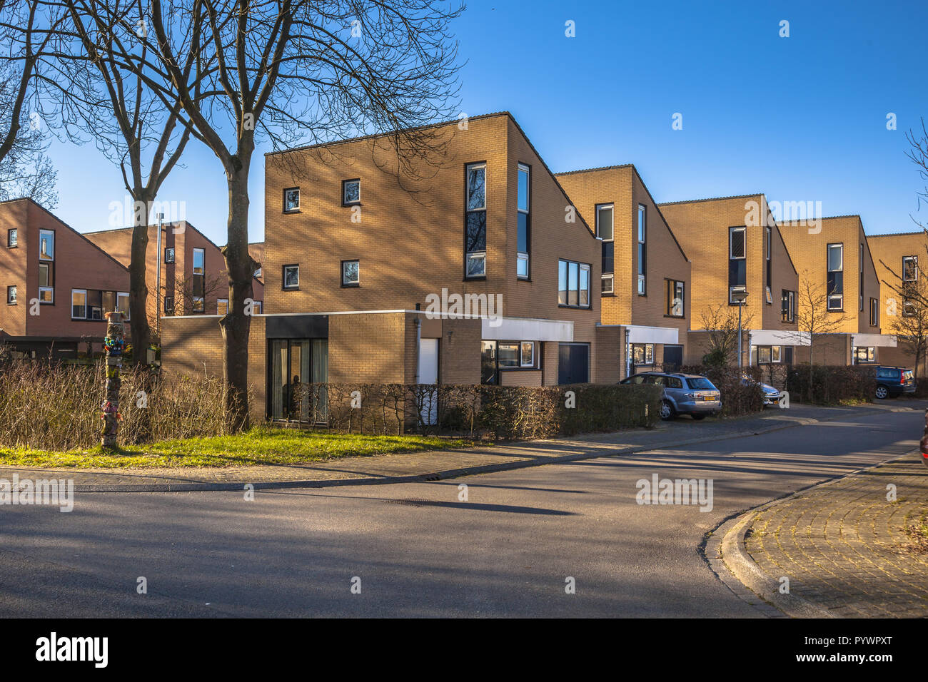 Classe media case di famiglia in una zona suburbana vicino a Groningen, Paesi Bassi Foto Stock