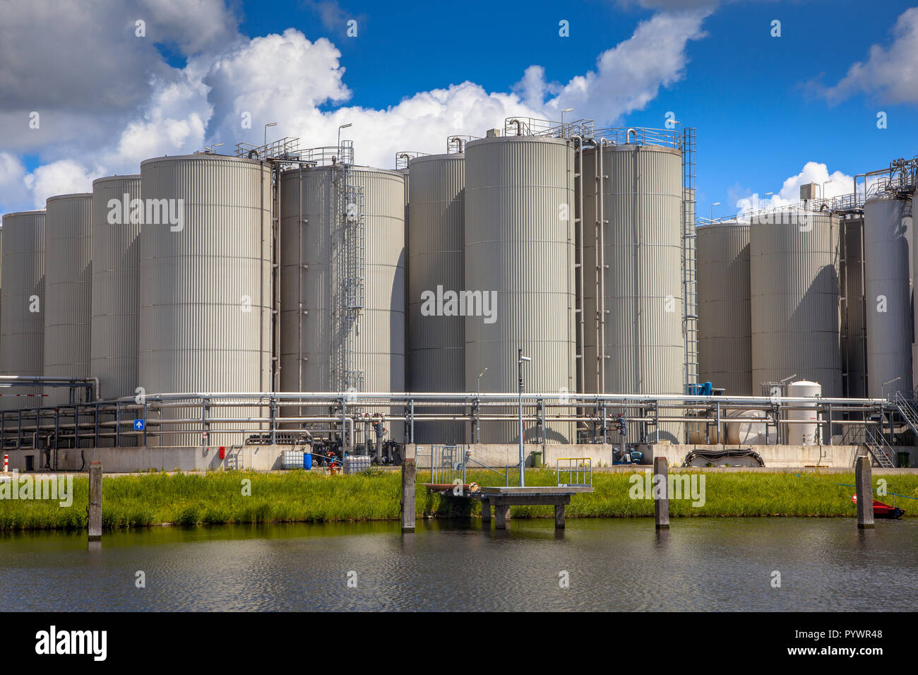 Di medie dimensioni serbatoio industriale area di storage con docking facility nel porto di Amsterdam Foto Stock