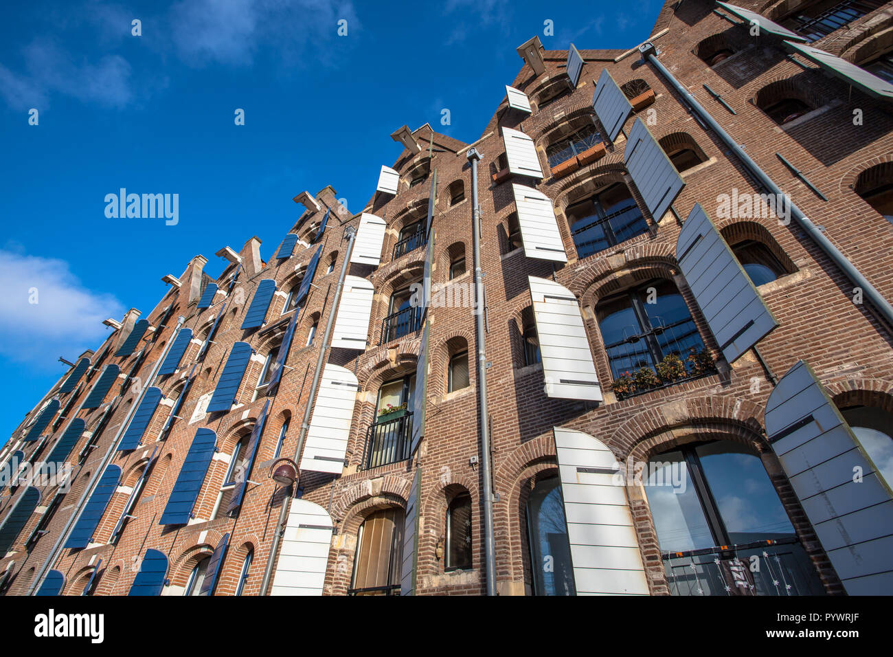 Fila di vecchi edifici in Amsterdam Foto Stock