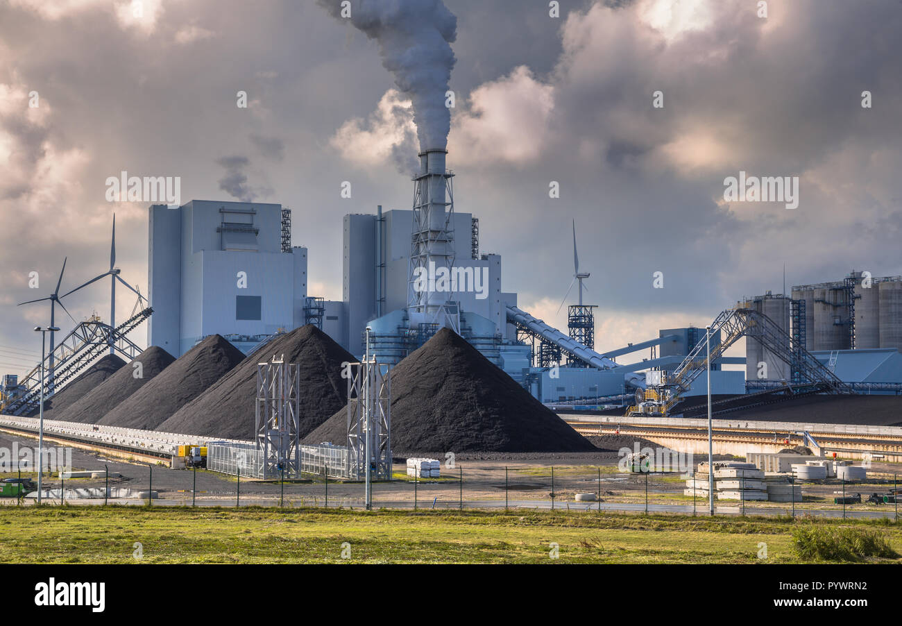 Pesanti industriali del carbone energia elettrica impianto con tubi di fumo e in bianco e nero Foto Stock