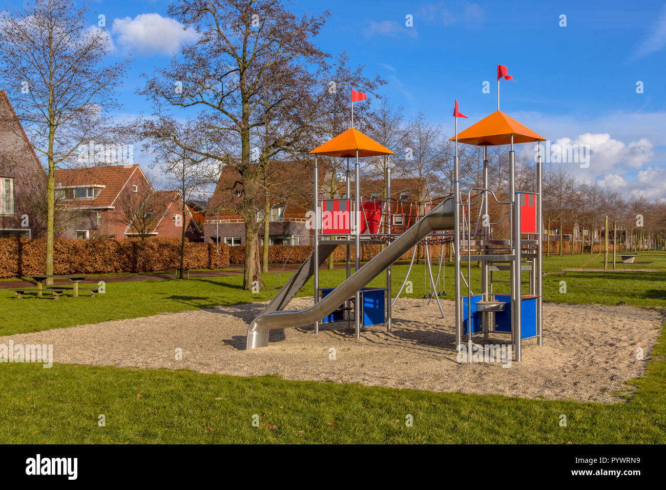 Colorata metallo futuristico parco giochi in un par di family friendly sobborgo di Eelderwolde, Groningen Foto Stock