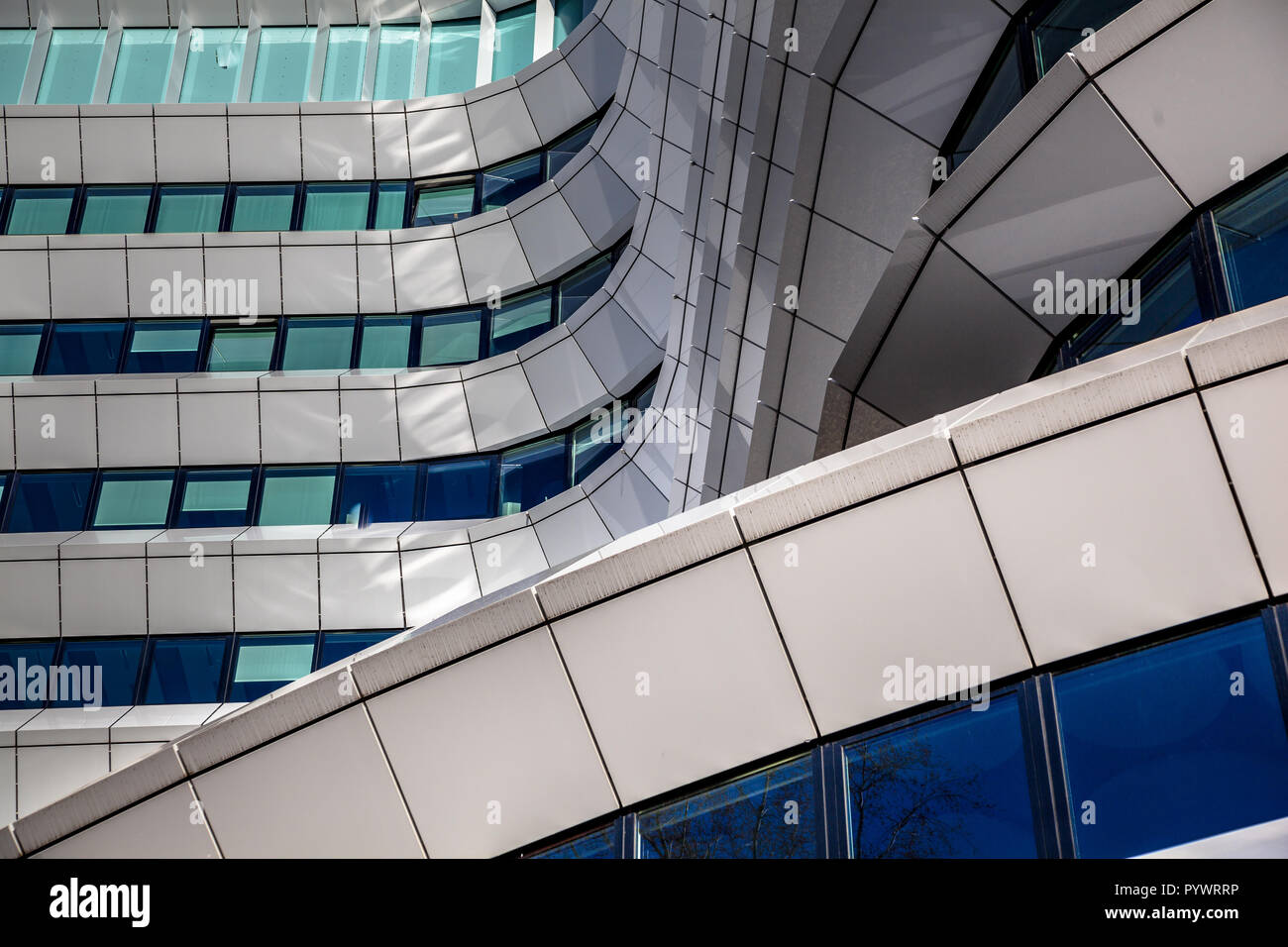 Geometrica dettagli architettonici in facciata di un moderno e contemporaneo edificio per uffici nei Paesi Bassi Foto Stock