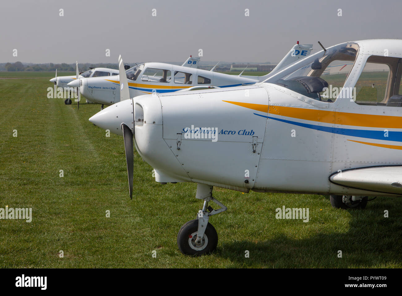 Piper Warrior aeromobili leggeri di Sherburn Aero Club schierate a Sherburn Airfield nel West Yorkshire Foto Stock