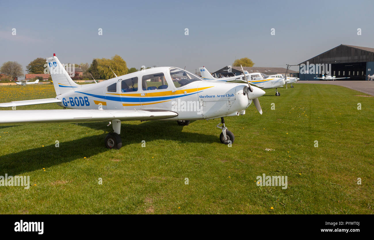 Piper Warrior aeromobili leggeri di Sherburn Aero Club schierate a Sherburn Airfield nel West Yorkshire Foto Stock