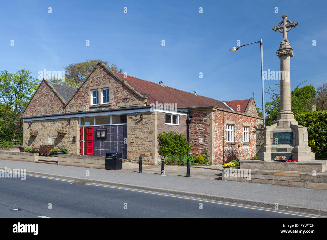 La village hall e Memoriale di guerra in Boston Spa, West Yorkshire Foto Stock