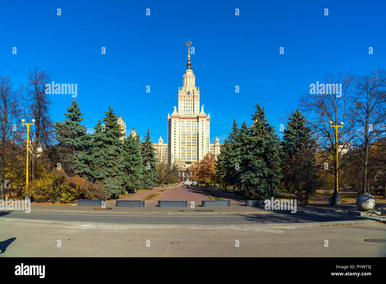 L'edificio principale di Lomonossov Università Statale di Mosca (MSU) sulle colline Sparrow, il famoso grattacielo di Stalin e un simbolo di scienza e di insegnamento Foto Stock